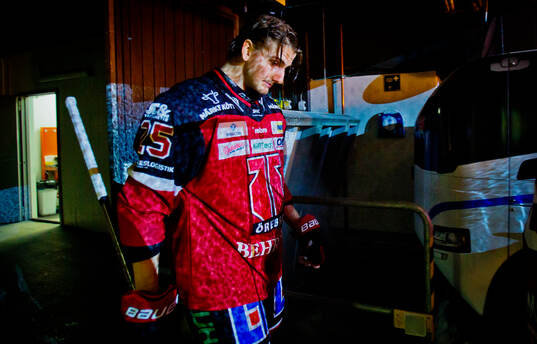Örebros Philip Holm på väg ut till ishockeymatchen i SHL