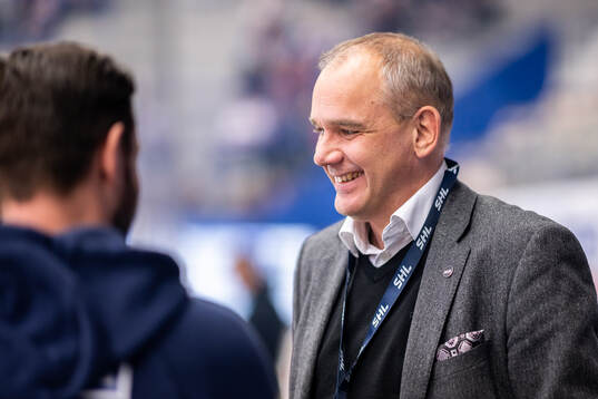 s sportchef Johan Hemlin före ishockeymatchen i SHL mellan