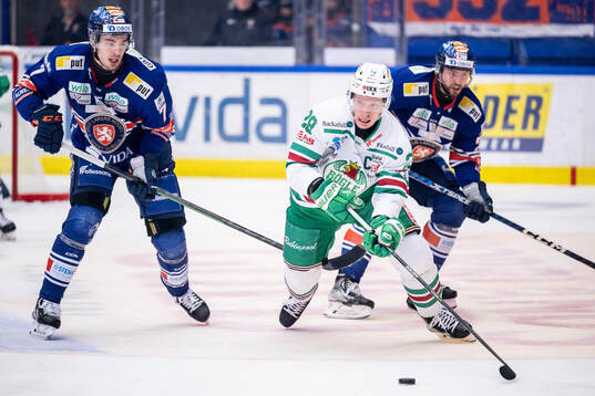 Rögles Anton Bengtsson mellan Växjös Hardy Häman Aktell