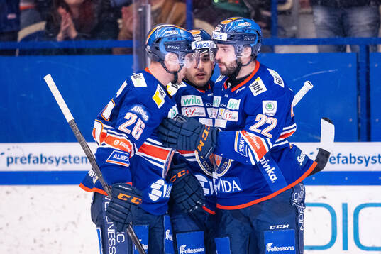 Växjös Joel Kellman och Tobias Rieder jublar