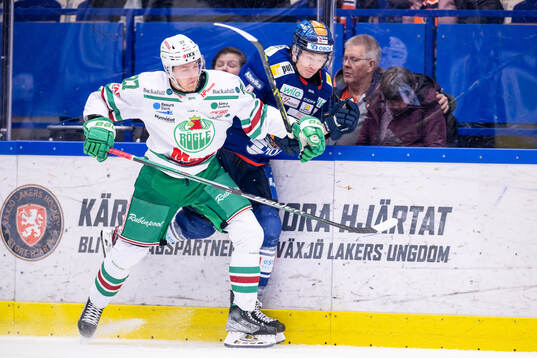Rögles Linus Sjödin tacklar Växjös Keegan Lowe