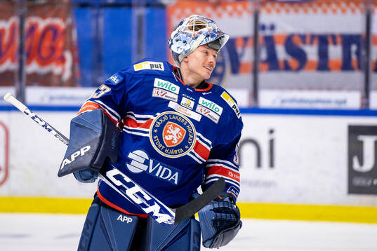 Växjös målvakt Emil Larmi jublar