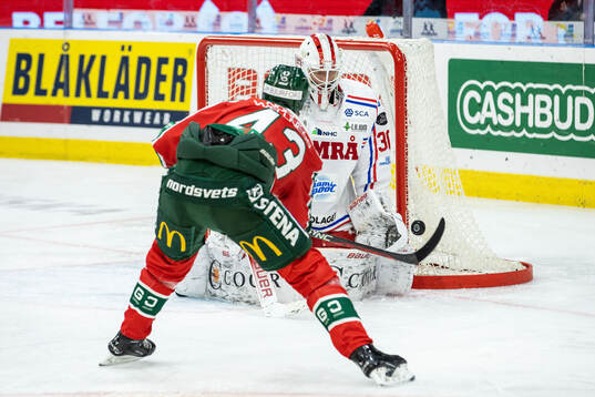 Timrås målvakt Jacob Johansson räddar skott från