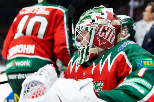 Frölundas målvakt Lars Johansson deppar på bänken