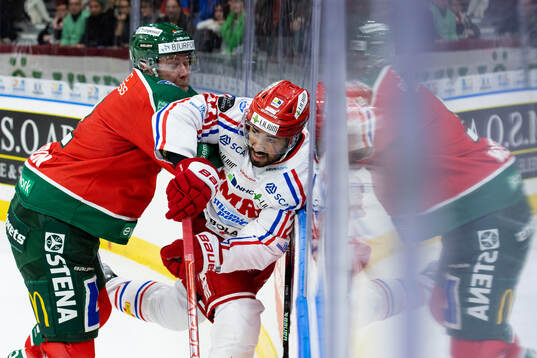 Frölundas Christian Folin tacklar Timrås Jeremy