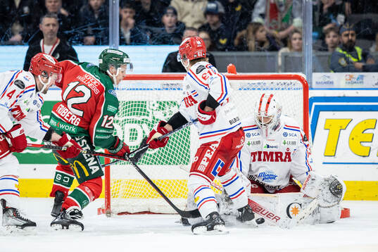 Timrås målvakt Jacob Johansson räddar skott från