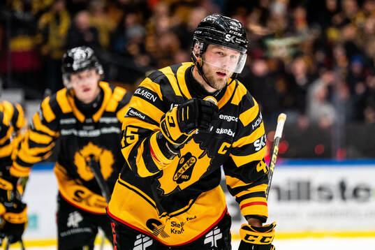 Skellefteås Oscar Möller jublar