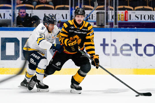 HV71s Andy Miele och Skellefteås Jonathan Johnsson