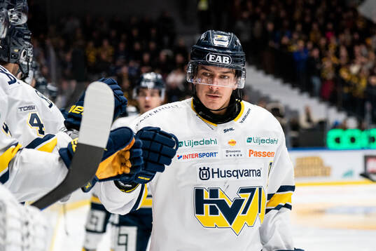 HV71s André Petersson jublar