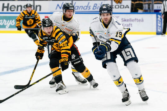 HV71s Sam Vigneault och Skellefteås Oscar Möller