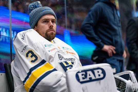 HV71s målvakt Joni Ortio deppar