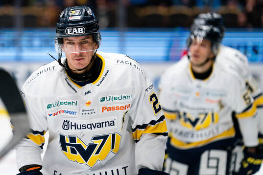 HV71s André Petersson jublar