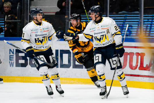 HV71s Andy Miele och André Petersson jublar