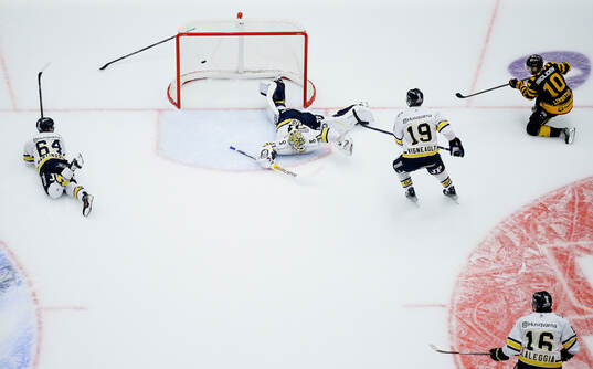 HV71s målvakt Joni Ortio släpper in ett skott från