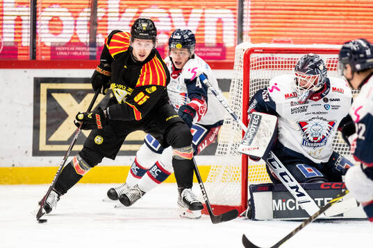 Brynäs Nick Olesen och Linköpings målvakt Marcus Högberg