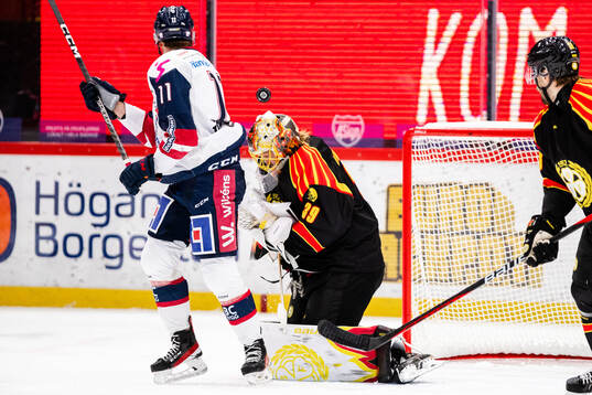 Linköpings Henrik Törnqvist och Brynäs målvakt Anders