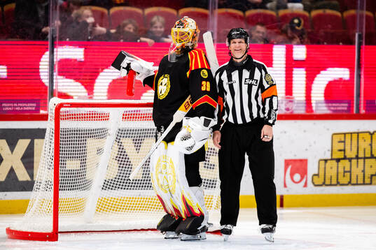 Brynäs målvakt Anders Lindbäck och Domare Mikael Nord