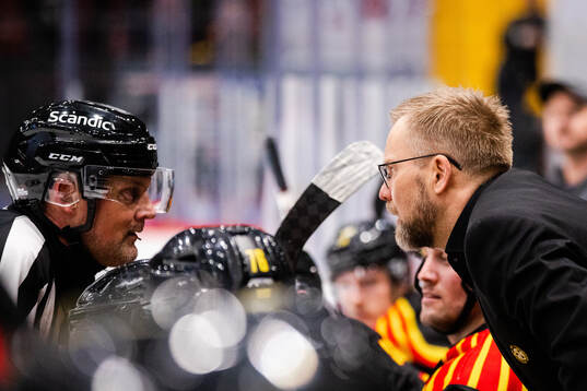 Domare Mikael Nord och Brynäs tränare Mikko Manner