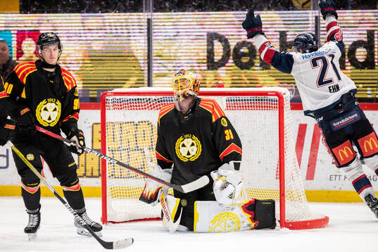 Brynäs målvakt Anders Lindbäck deppar