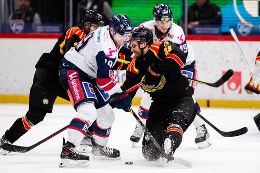 Linköpings Patrick Russell och Brynäs Mikko Niemelä