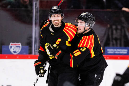 Brynäs Anton Rödin och Johan Larsson jublar