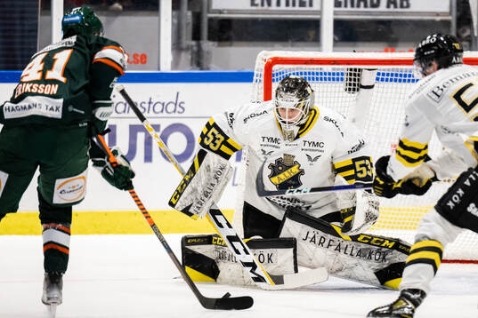 Kristianstads Melker Eriksson och AIKs målvakt Claes Endre