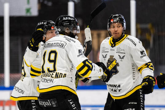AIKs Daniel Muzito-Bagenda jublar med lagkamrater