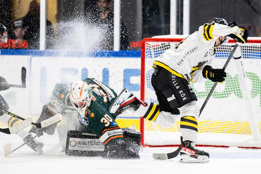 Kristianstads målvakt Filip Larsson och AIKs Marcel