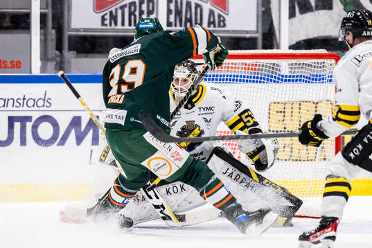 Kristianstads Jack Kopacka oroar mot AIKs målvakt Claes