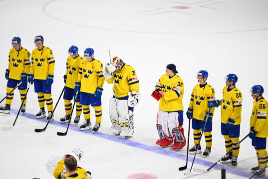 Players of Sweden look dejected