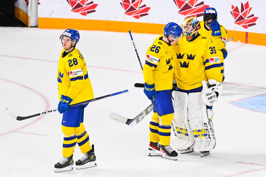 Simon Robertsson, Victor Stjernborg, goaltender Carl
