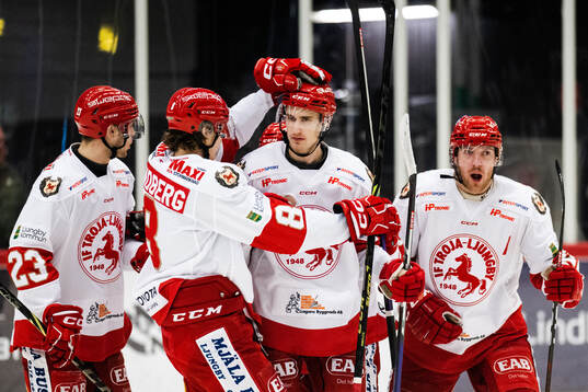 Troja/Ljungbys Emil Ekholm jublar med lagkamrater