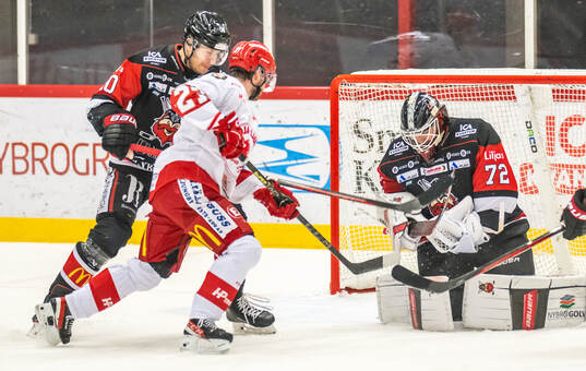 Troja/Ljungbys William Romfors och Nybros målvakt Pontus