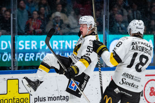 Västerås Anton Eriksson jublar med Emil Aronsson