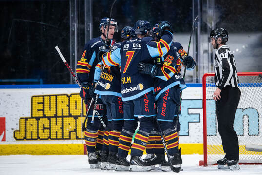 Djurgårdens Daniel Brodin jublar med lagkamrater