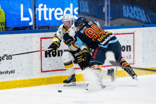 Västerås Anton Svensson och Djurgårdens Kevin Karlsson