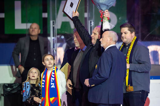 Tommie Tumba tar emot hyllning för Sven Tumba