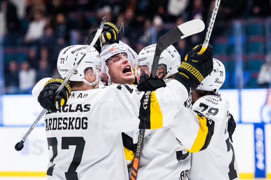 Västerås Anton Eriksson jublar med lagkamrater