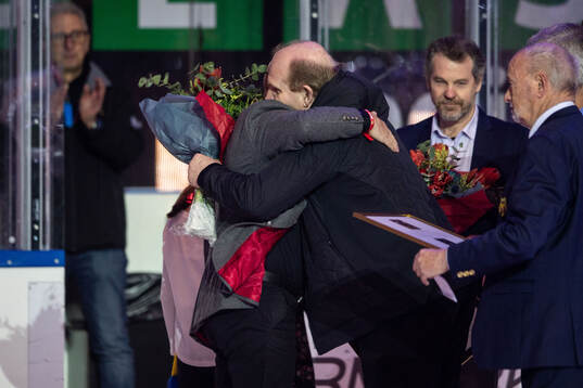 Tommie Tumba kramas med Håkan Södergren
