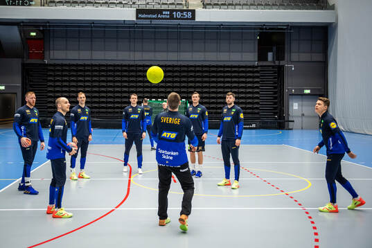 Spelarna värmer upp med fotboll