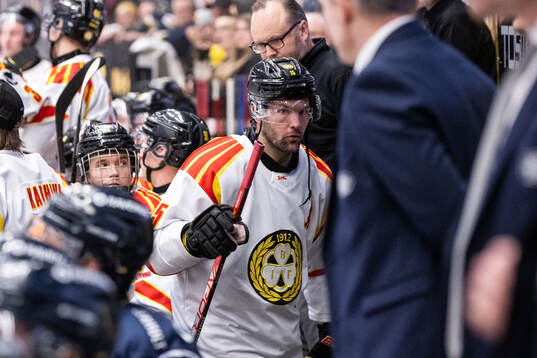 Brynäs Simon Bertilsson lämnar isen