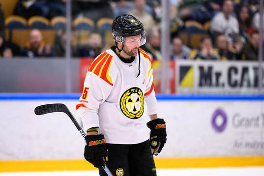 Brynäs Simon Bertilsson lämnar isen