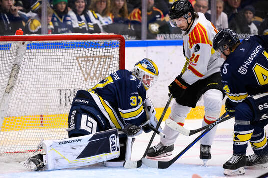 HV71s målvakt Jonas Gunnarsson och Brynäs Hannes