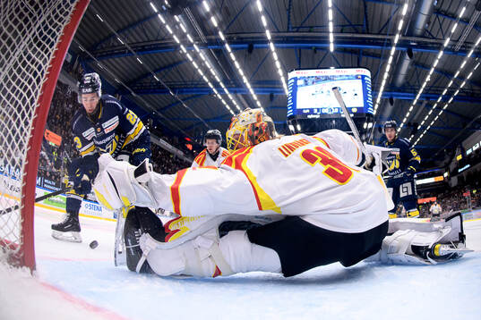 HV71s Nicholas Shore oroar framför Brynäs målvakt Anders