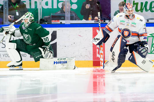 Färjestads målvakt Matthew Tomkins och Växjös målvakt