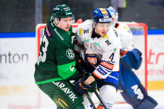 Färjestads Ville Pokka och Växjös Keegan Lowe