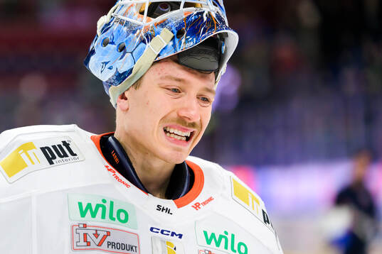 Växjös målvakt Emil Larmi deppar
