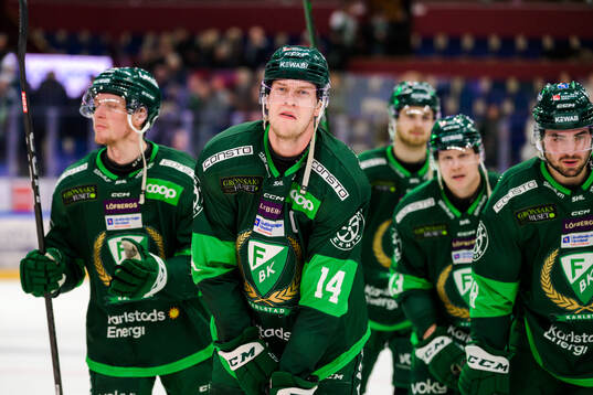 Färjestads Victor Ejdsell jublar med lagkamrater