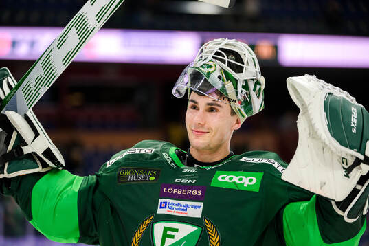 Färjestads målvakt Matthew Tomkins jublar