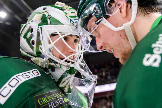 Färjestads målvakt Matthew Tomkins och Mattias Göransson